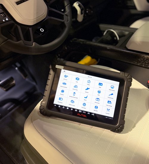 diagnostic scan tool reading vehicle systems at Tizzano Automotive in Plain City, OH